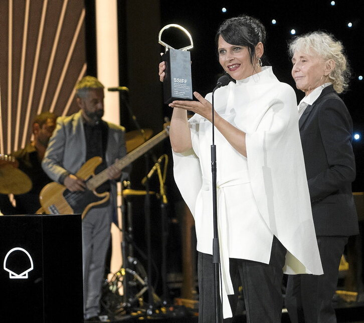 La donostiarra Jaione Camborda recibió la Concha de Oro en el último Zinemaldia convirtiéndose en la primera directora vasca que se lleva el máximo galardón. 