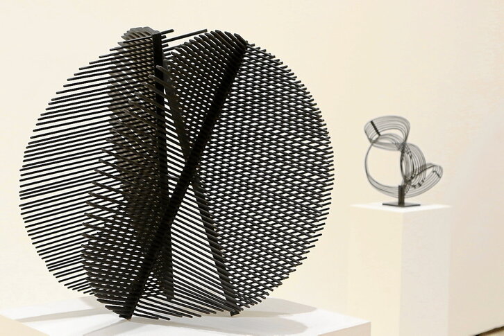 La exposición “Gego. Midiendo el infinito”, que hasta el 4 de febrero permanecerá en el Museo Guggenheim, permite acercarse a la vida y obra de una de las grandes artistas del siglo pasado.