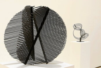 La exposición “Gego. Midiendo el infinito”, que hasta el 4 de febrero permanecerá en el Museo Guggenheim, permite acercarse a la vida y obra de una de las grandes artistas del siglo pasado.