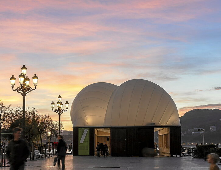 Donostiako Alderdi Eder plazan jarritako Argi pabiloiaren irudia.