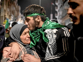 Un preso palestino abraza a su madre después de ser liberado de una cárcel israelí a cambio de rehenes israelíes liberados por Hamás. 