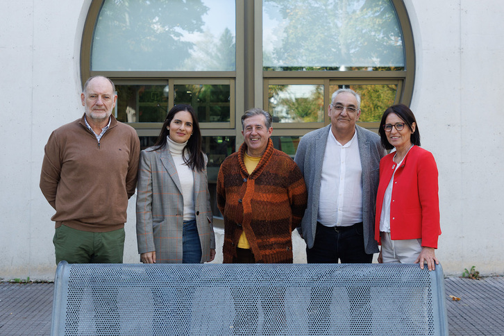 Ezkerretik hasita, Javier eta Beatriz Arbona senideak, Julian Suescun. Alfredo Asiain eta Idoia Sarobe, lanaren aurkezpenean.