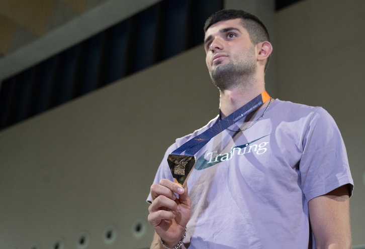 Asier Martínez, con su medalla de oro europea.