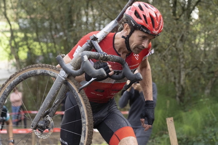Aitor Hernández, en acción máquina en mano.
