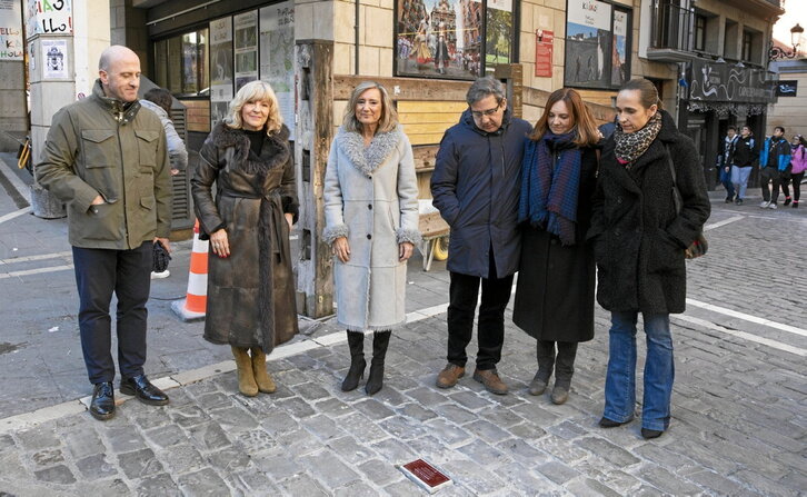 La hasta hoy alcaldesa, Cristina Ibarrola, y su equipo, ante una de las placas por los muertos en el encierro.