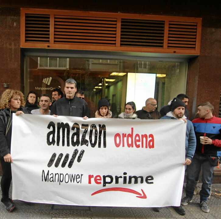 Concentración de las y los trabajadores de Amazon de Trapagaran en Bilbo.