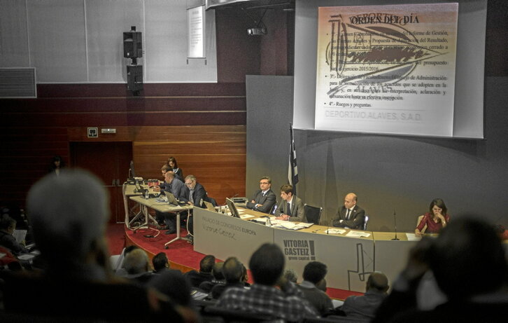 Imagen de una pasada junta de accionistas del Alavés.