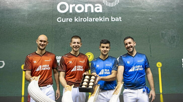 Los cuatro finalistas del campeonato de primera exhiben el material elegido.