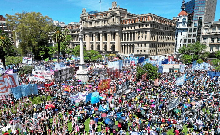 Miles de personas se concentraron ante la Corte Suprema convocadas por la CGT.