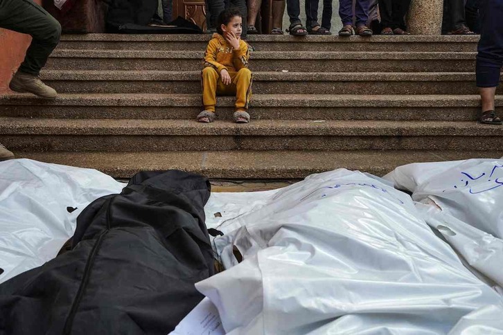  Un niño ante los cadáveres apilados tras el bombardeo israelí contra el hospital Naser, en Yan Yunis.