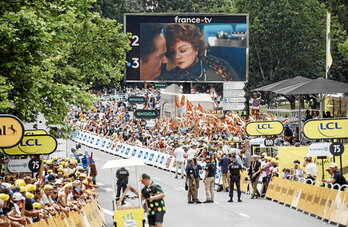 La foule s’est rassemblée à Bayonne sur la ligne d’arrivée de la troisième étape.