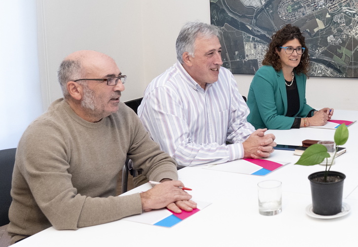 Joxe Abaurrea y Garbiñe Bueno flanquean a Joseba Asiron en una imagen de archivo.