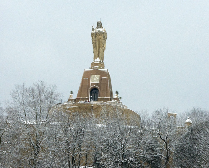 El derribo del Cristo de Urgull, entre las «inocentadas» con carga crítica.