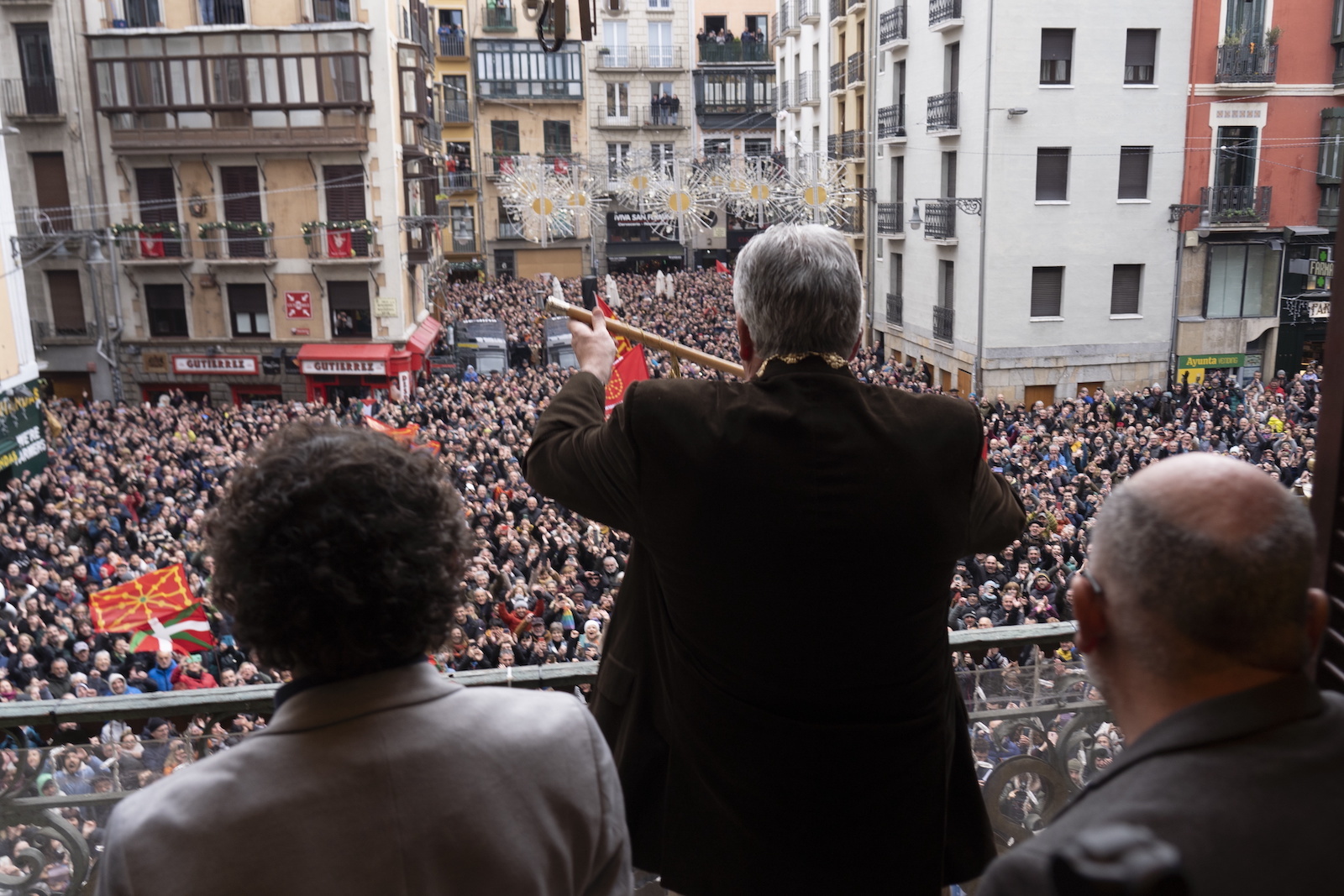 Asiron, ya como alcalde, ofrece la makila a una abarrotada plaza.