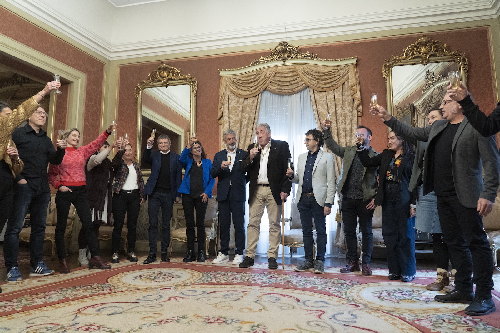 Lortutakoaren eta egitekoa dagoenaren alde egin dute topa Iruñeko Udaletxeko Harrera Aretoan. 