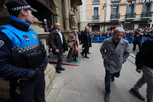 Cristina Ibarrola abandona el Ayuntamiento de Iruñea tras la moción de censura, acompañada de Javier Esparza.