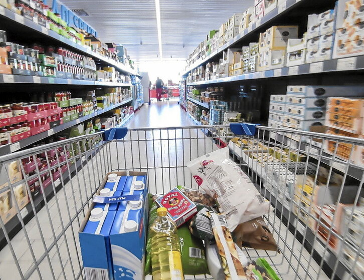 Oinarrizko elikagaien garestitzea etengabe gertatu da urte osoan zehar, etxe askotara estuasun larria ekarriz.