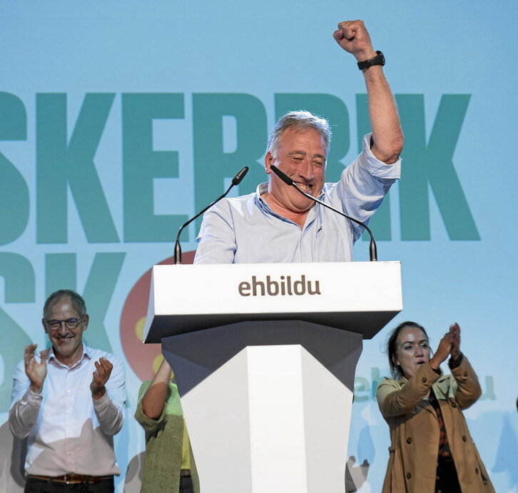 Joseba Asiron maiatzeko hauteskunde gauean, emaitzekin pozik.