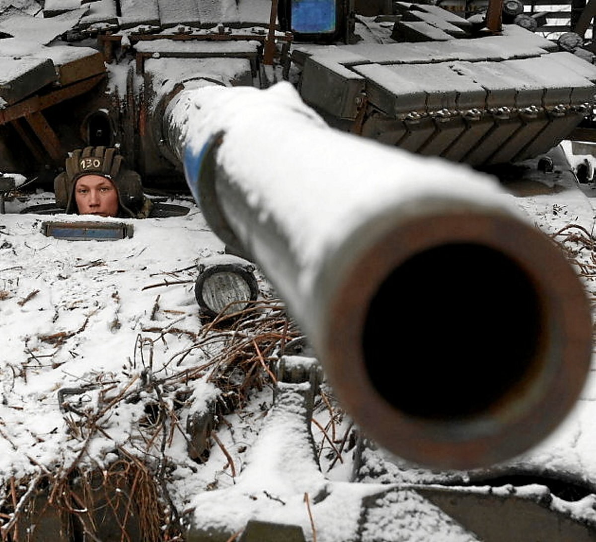 Soldadu ukrainar bat tanketik kanpora begira Bakhmut inguruetan (Anatolii STEPANOV / AFP)