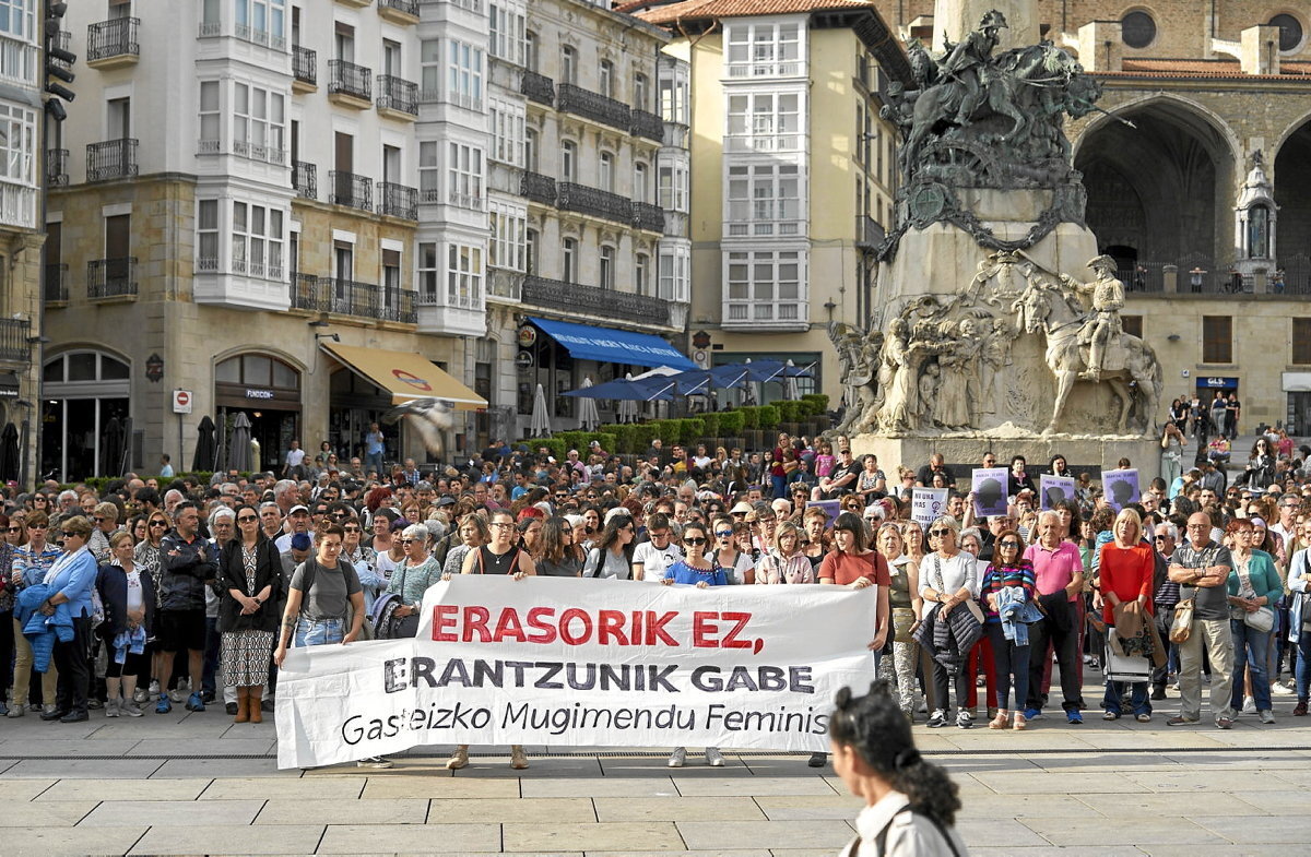 Gasteizko mugimendu feministak hirian egin zuen mobilizazioa, Maialen Mazonen hilketaren berri izan ondotik (Endika PORTILLO / FOKU)