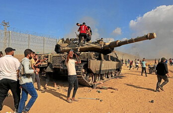 Palestinarrak Merkava tanke israeldar baten gainean.