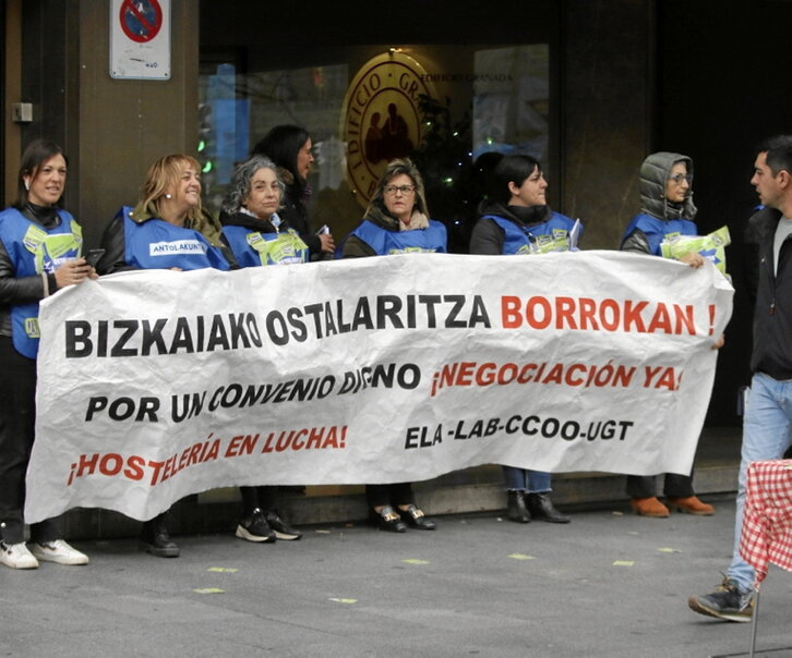 Movilización ante la Asociación de Hostelería.