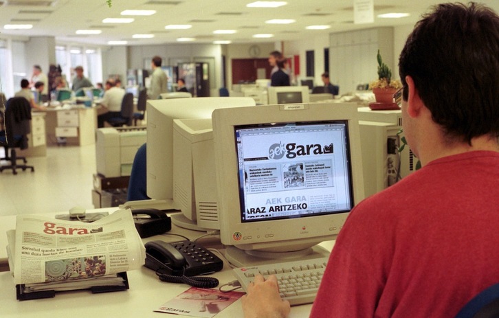 Aspecto de la redacción de GARA en su primer año de funcionamiento, en 1999. 