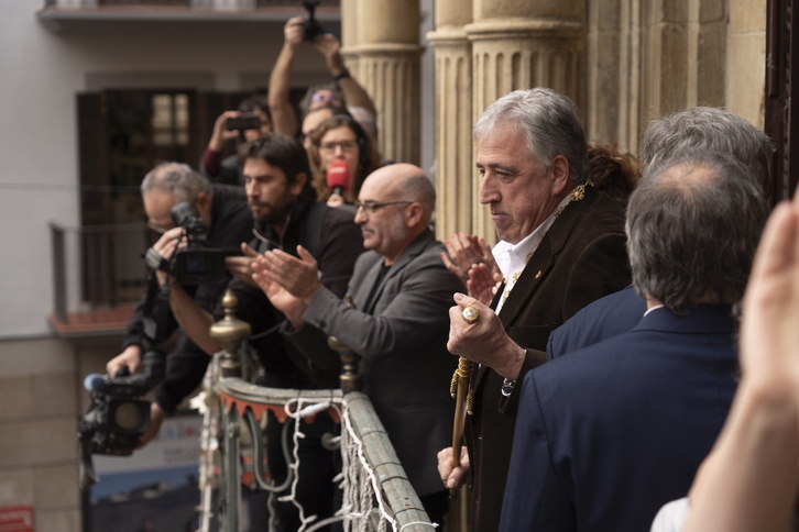 Joseba Asiron saluda a la gente congregada en la plaza tras ser investido alcalde de Iruñea por segunda vez.