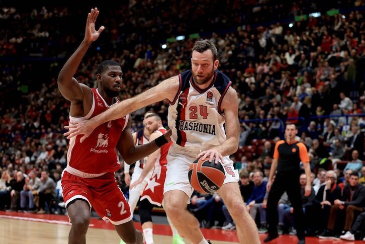 Matt costello encara a Poythress en su regreso tras superar su lesión de tobillo. Tampoco ha sido su mejor día.