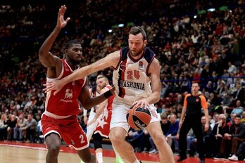 Matt costello encara a Poythress en su regreso tras superar su lesión de tobillo. Tampoco ha sido su mejor día.
