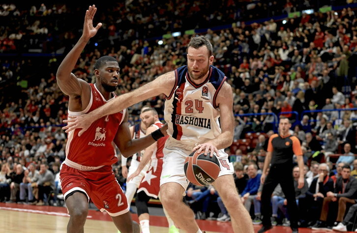 Matt Costello penetra ante Poythress en su regreso a las canchas.