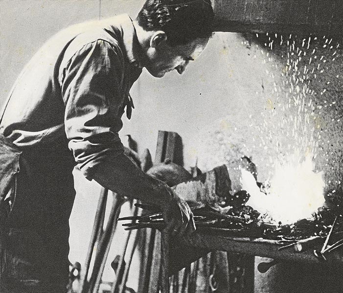 El escultor donostiarra, en una fotografía tomada en el taller, trabajando para una de sus obras. Archivo Eduardo Chillida