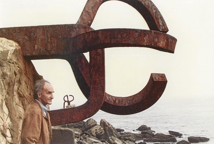 El escultor donostiarra junto al «Peine del viento». Archivo Eduardo Chillida, Skidmore Owings