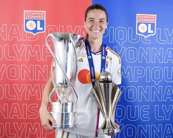 Damaris Egurrola posa con los trofeos de Liga y Copa. OL