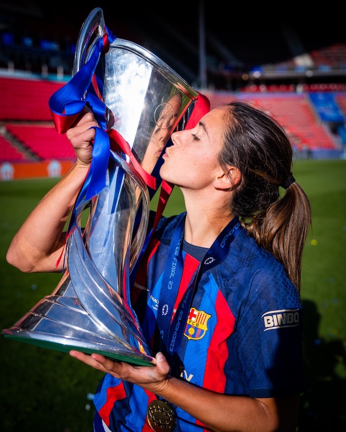 Aitana Bonmatí besa el trofeo de Champions League. FC Barcelona.