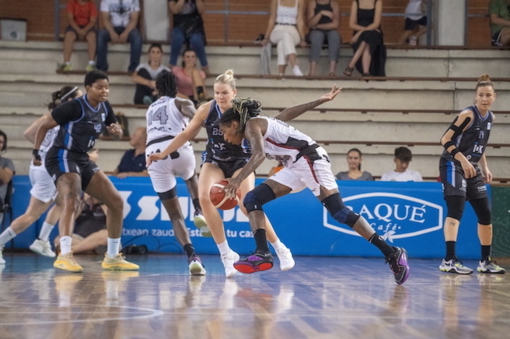 Crystal Bradford Gernikako gidari, pasa den Euskal Kopan IDK Euskotrenen aurka.