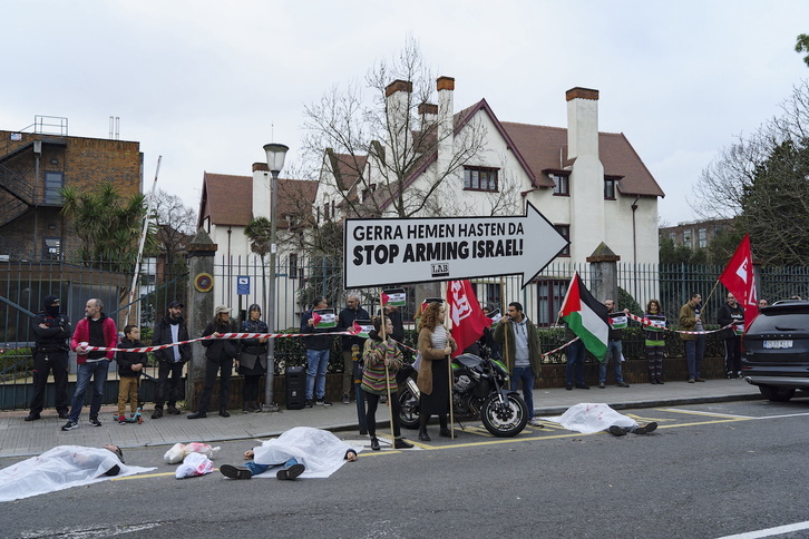 Concentración de LAB ante la sede de la empresa Sener, en Getxo.