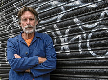 Arriba, Bennet junto a Gerry Jackson, una persona muy respetada en la comunidad que puso en contacto al escritor con varios jóvenes y “dealers” del barrio.