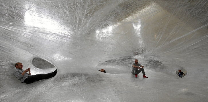 Des Moines zinta instalazioa, 2018an “Drawing in Space” erakusketarako pentsatua eta gauzatua, Des Moines (Iowa) Art Center-en dago.