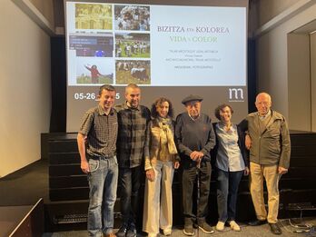 Saez de Urturi, laugarrena ezkerretik, erakusketa baten aurkezpenean maiatzean.