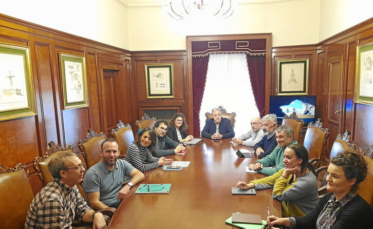 Primera reunión de la Junta de Gobierno Local del Ayuntamiento de Iruñea presidida por Joseba Asiron.