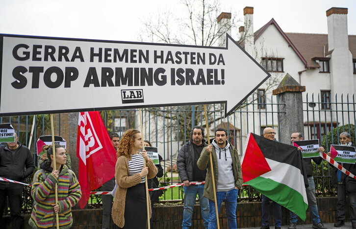 Concentración de LAB ante la sede de la empresa Sener, en Getxo.