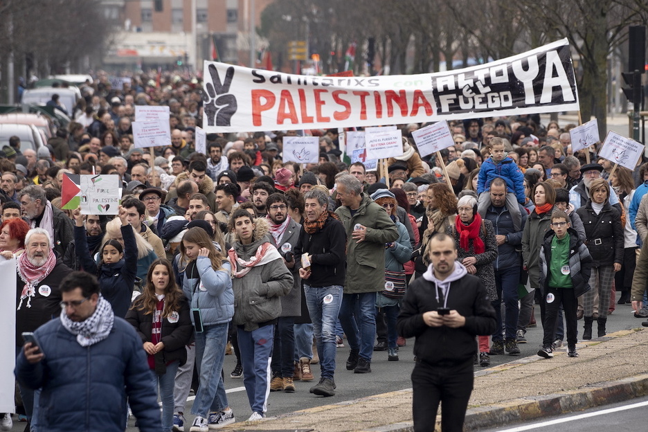 Manifestarien artean, su-etena eskatzen duen pankarta bat.