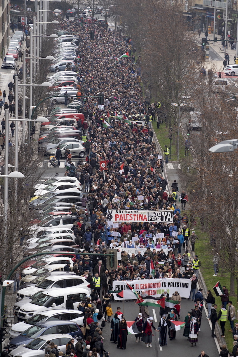 Iruñean genozidioa salatu duen jendetza, Baiona Etorbidean zehar.