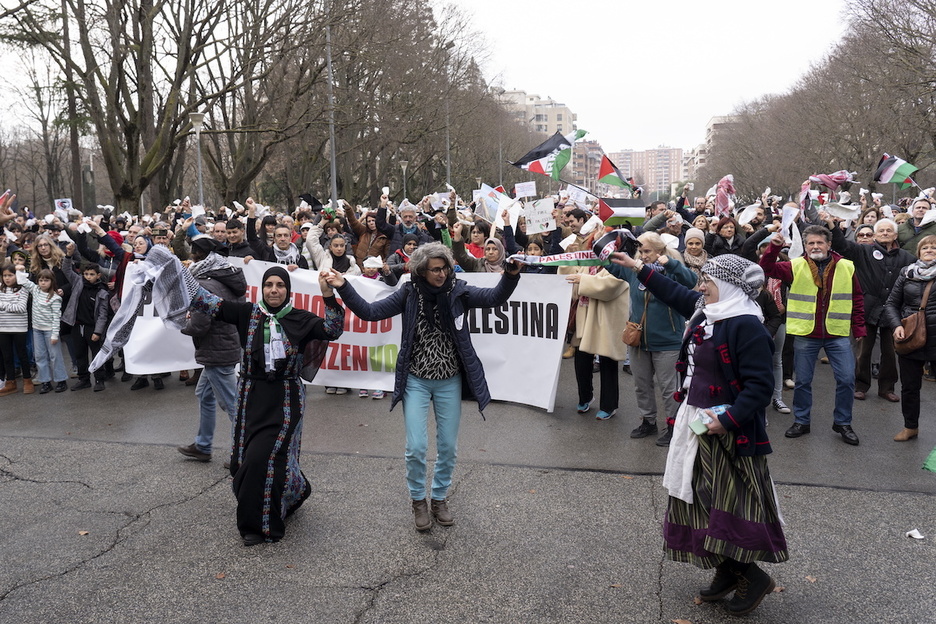 Antoniutti parkean ‘dabka’ dantza arabiarrarekin amaitu dute manifestazioa.