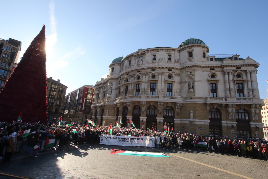 Palestinarekin Elkartasuna elkarteak deituta, Arriaga plazan mobilizatu dira Bilbon.