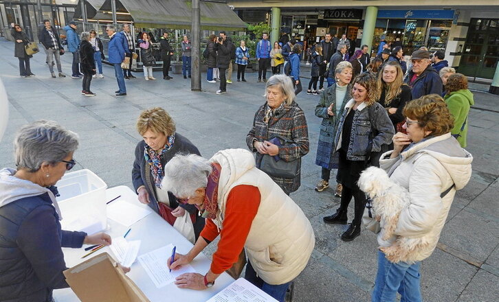 Ilara luzeak sortu ziren bozketan, eta boto paperik gabe ere geratu ziren.