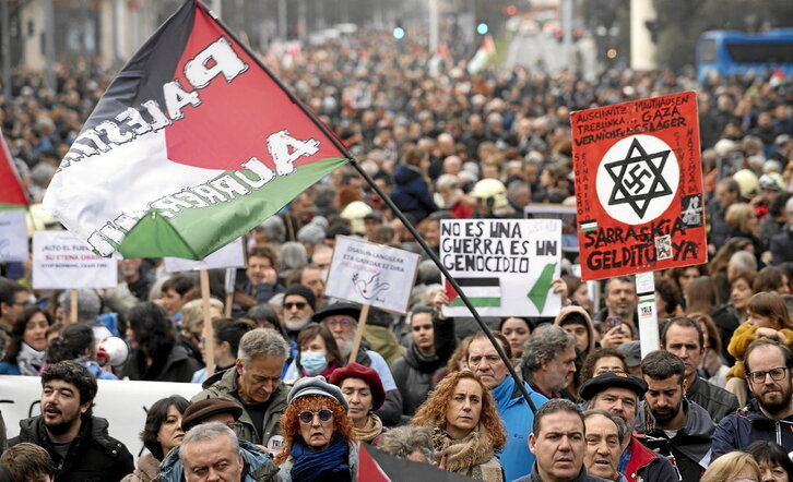 Yala plataformako ordezkarien arabera, 10.000 pertsona batu ziren Iruñeko manifestazioan.