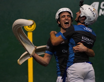 Urriza y Azpiroz se abrazan efusivamente tras obtener el triunfo.