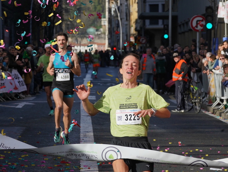 Betty Urruty, cruzando la meta de la San Silvestre de Donostia.